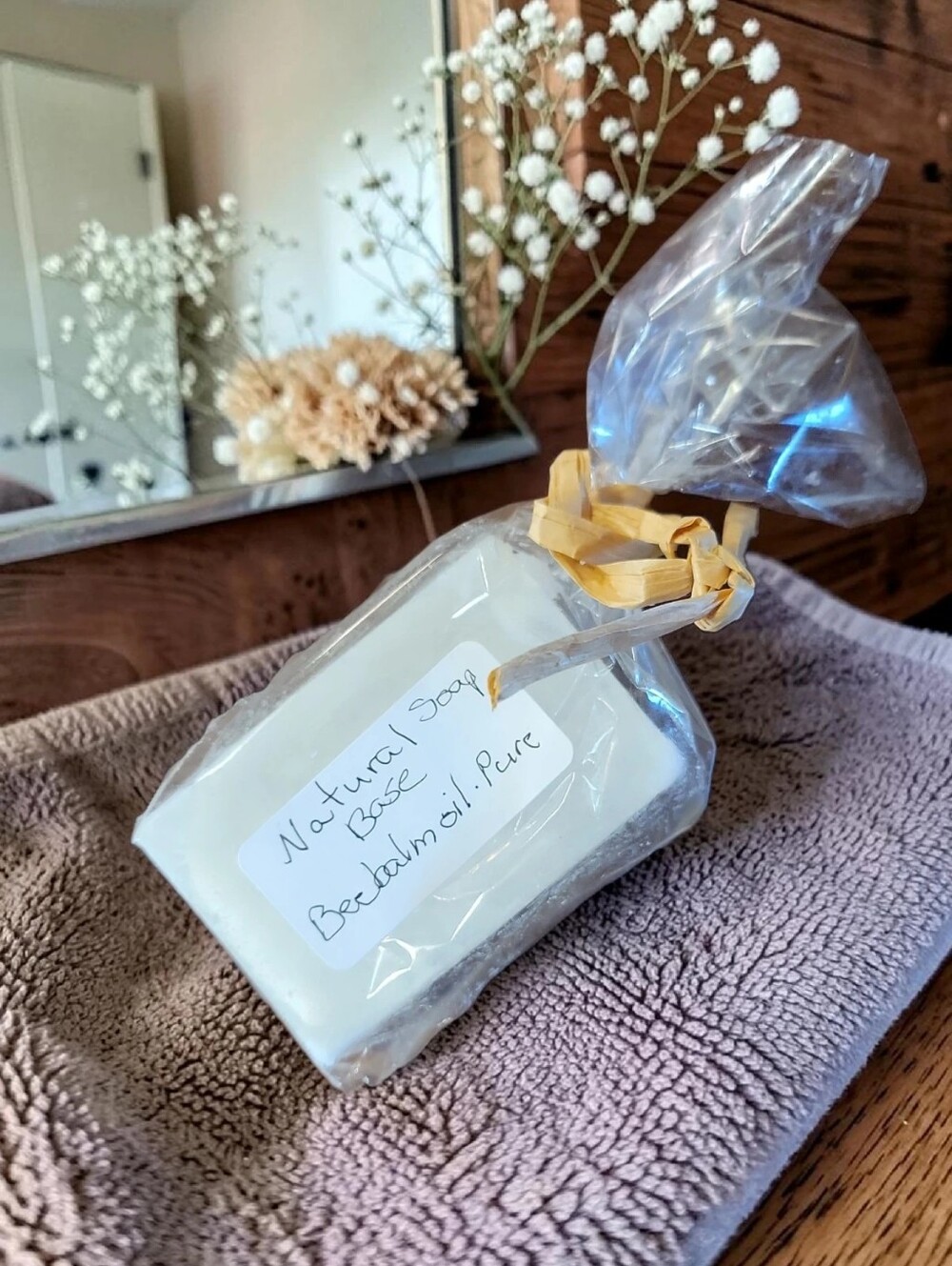 Anna's Creations Hand Crafted Natural Base   Pure Bee Balm Oil Bar Soap 4.5 Oz